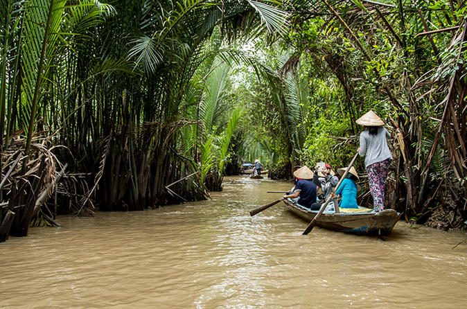 piroga sul fiume Mekong